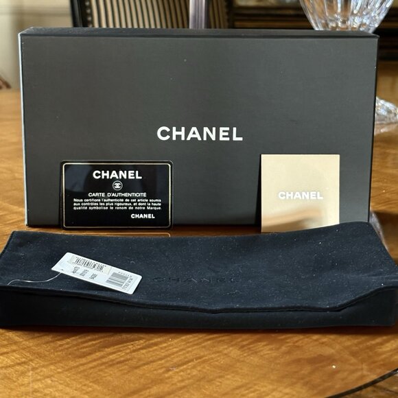 HUGE lot of 20 AUTHENTIC CHANEL MAKE UP bags and clutches and more - Picture 1 of 16